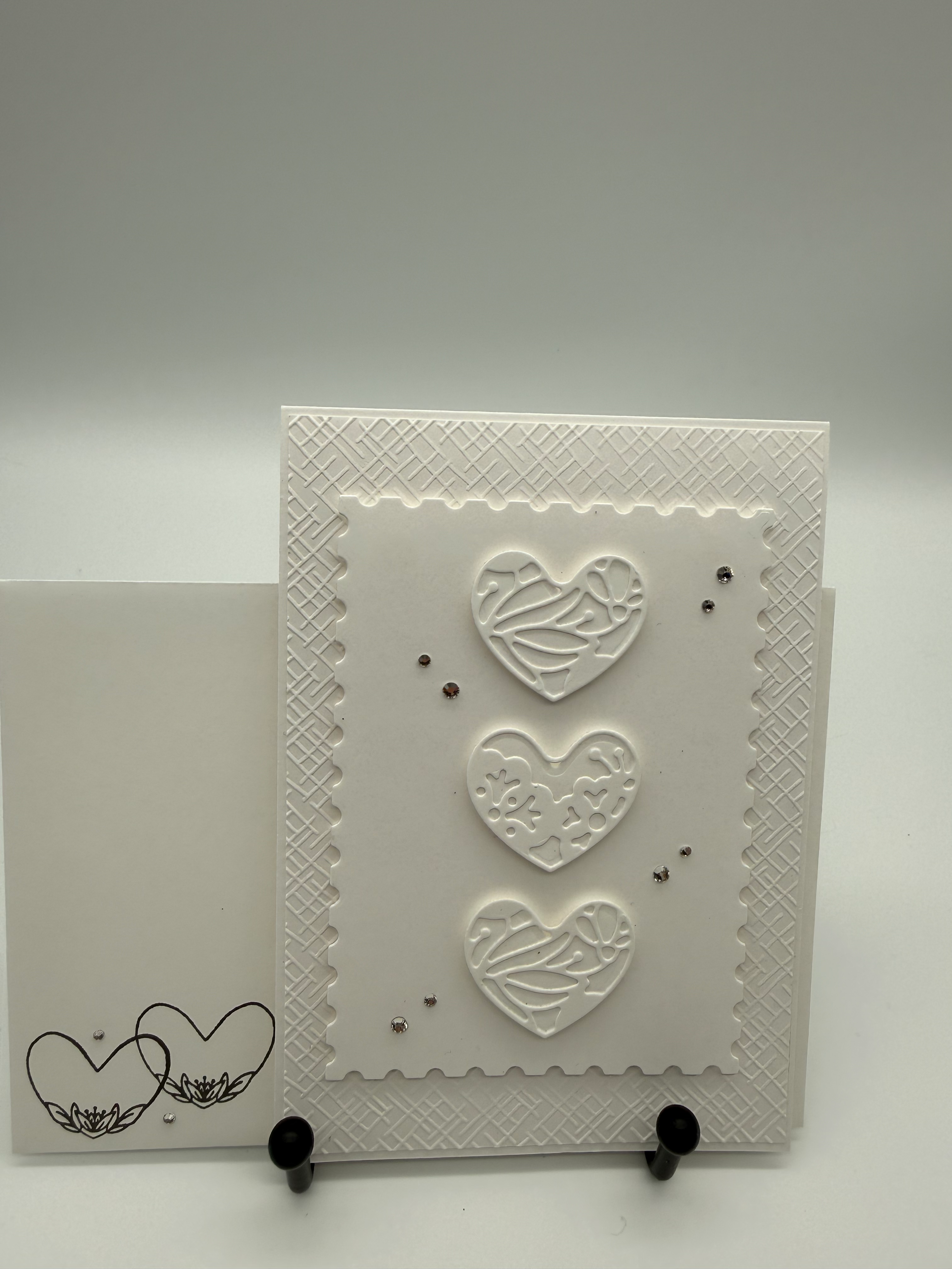 Karte in weiß mit Herzen