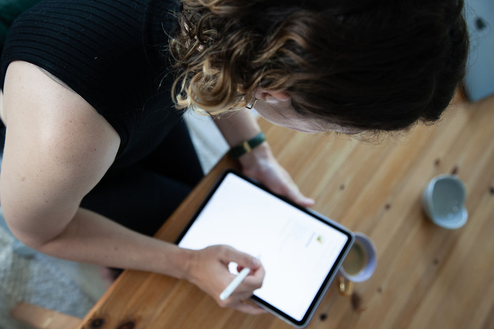 Frau an iPad