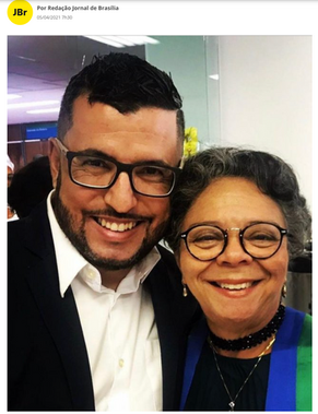 Professor surdo conclui doutorado com proposta de novos sinais para corpo humano