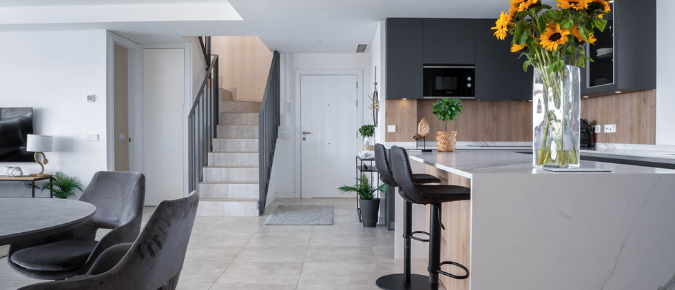 En flott leilighet med kort vei til både golfbane, strand og sentrum. Du finner denne leiligheten i flotte Estepona, utstyr med fantastiske fasiliteter og innendørsparkering.