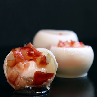 Casquinha fina de chocolate, preenchido com uma mousse leve e cremosa de baunilha, oferecendo uma textura delicada e um aroma acolhedor. A compota artesanal de maçã adiciona uma profundidade frutada e levemente adocicada, criando uma harmonia perfeita!
doces finos
chocolate
bombom artísticos