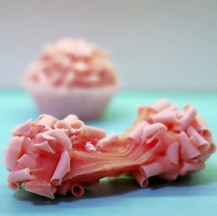 doces finos
brigadeiro gourmet
bicho de pé belga

Brigadeiro de caramelo, todo coberto com raspas de chocolate ou crispies belgas sabor morango.