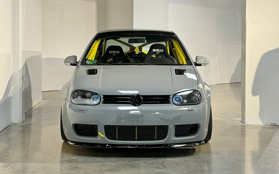 Ein leistungsstarker Golf 4 Tracktool auf der Rennstrecke, optimiert durch TNC Tuning.de für maximale Performance