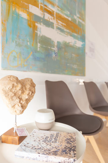 Freundlich gestaltetes Wartezimmer des Dr. Esser Medical Centers Mallorca