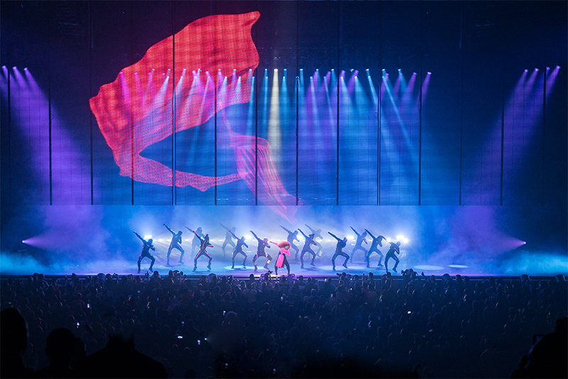 02-Colorful-looks-were-bountiful-at-the-show