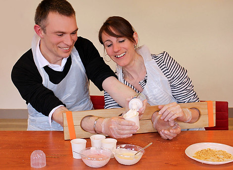 Jeu torture moyen-âge pilori cuisiner mains bloquées