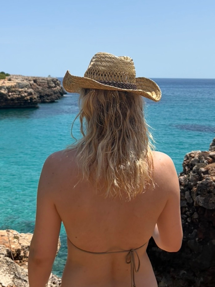 Et bilde av SOFIE RASMUSSEN med solhatt