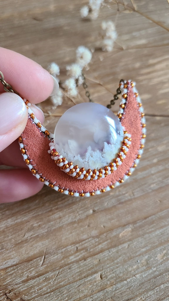 Miniature : Collier avec pendentif Agate plume brodée de perles Miyuki sur liège par V.Lafaurie Créations en France