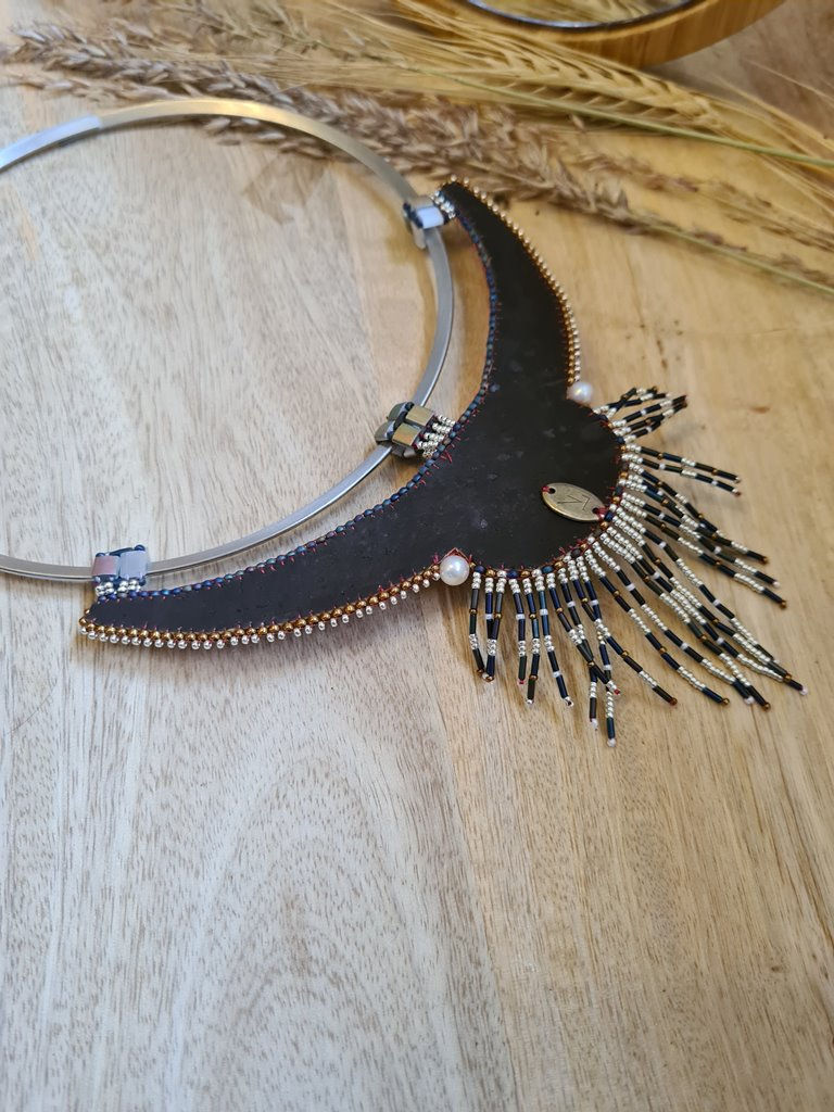 Miniature : Arrière du Collier torque brodé sur cuir rouge