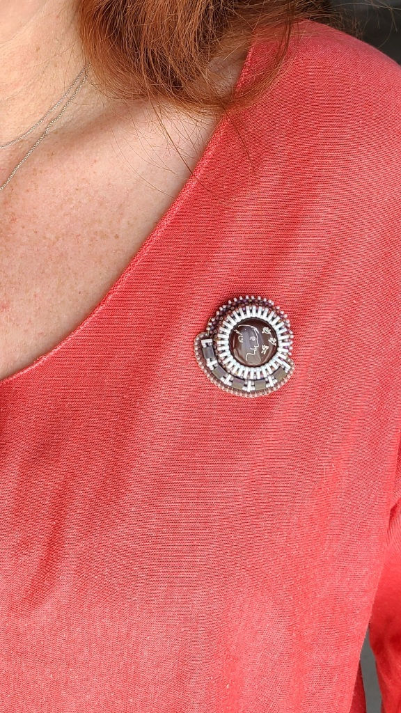 Miniature : Broches plaques de Muselet brodées de perles à l'aiguille par V.Lafaurie Créations