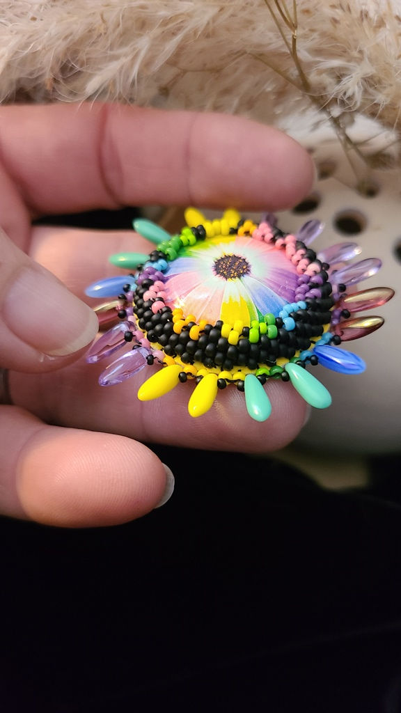 Miniature : Broche fleur multicolore sertie de perles à l'aiguille sur liège, bijou léger et original