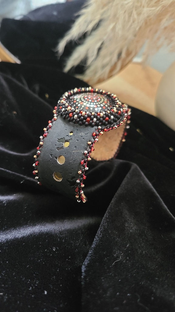 Miniature : Bracelet laiton couvert de liège avec plaque de Muselet Rubis brodée de perles Miyuki par V.Lafaurie Créations, artisan d'art