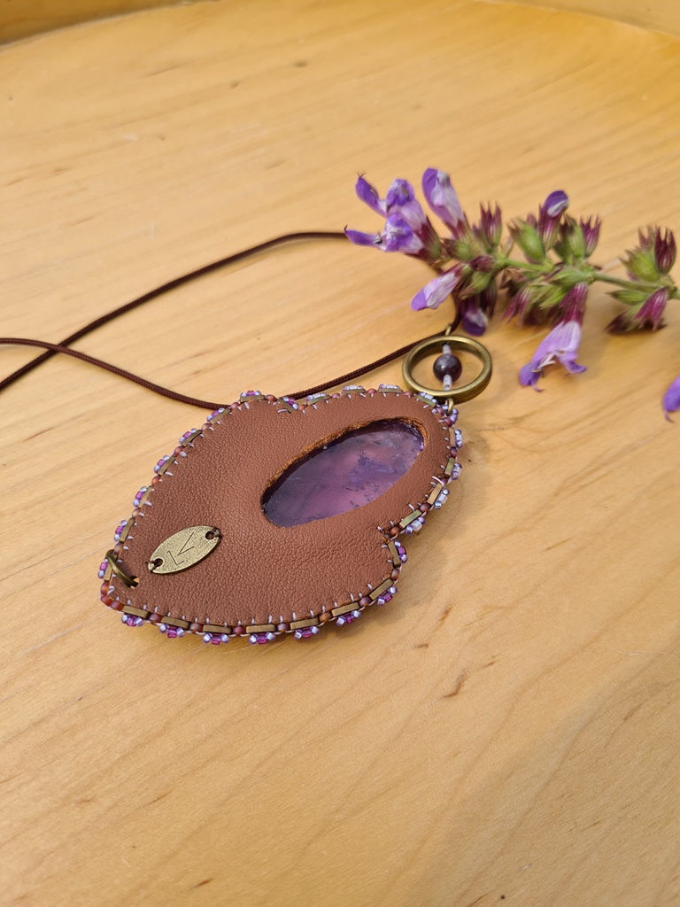 Miniature : Collier amulette réglable en cuir et Améthyste brodée de perles