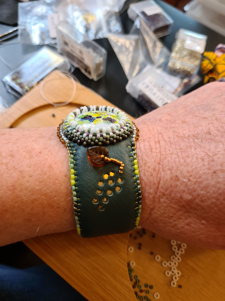 Miniature : Broderie de perles pour un bracelet en cuir fait main en France