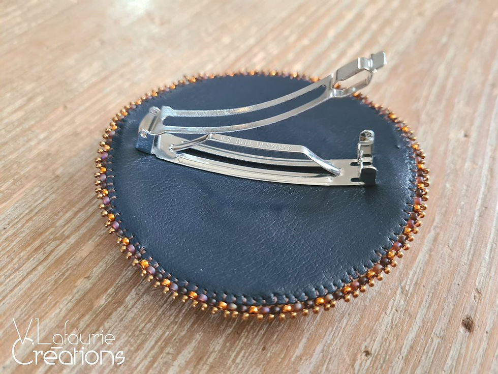Miniature : Grande barrette ronde en cuir brodée de perles par V.Lafaurie Créations.