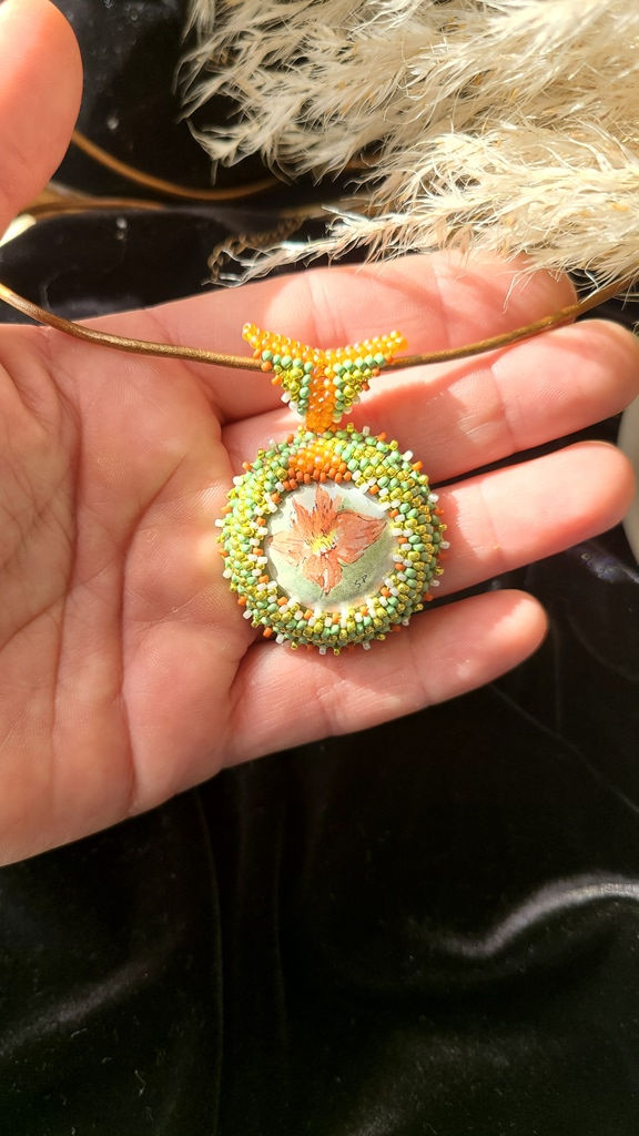 Miniature : Collier champagne avec plaque de Muselet brodée et tissée de perles à l'aiguille sur liège par V.Lafaurie Créations