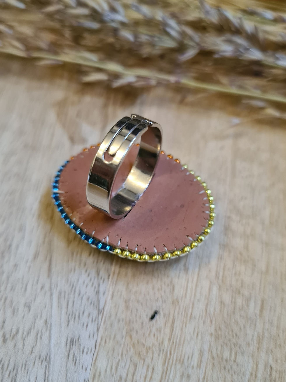 Miniature : bague brodée de perles sur iège