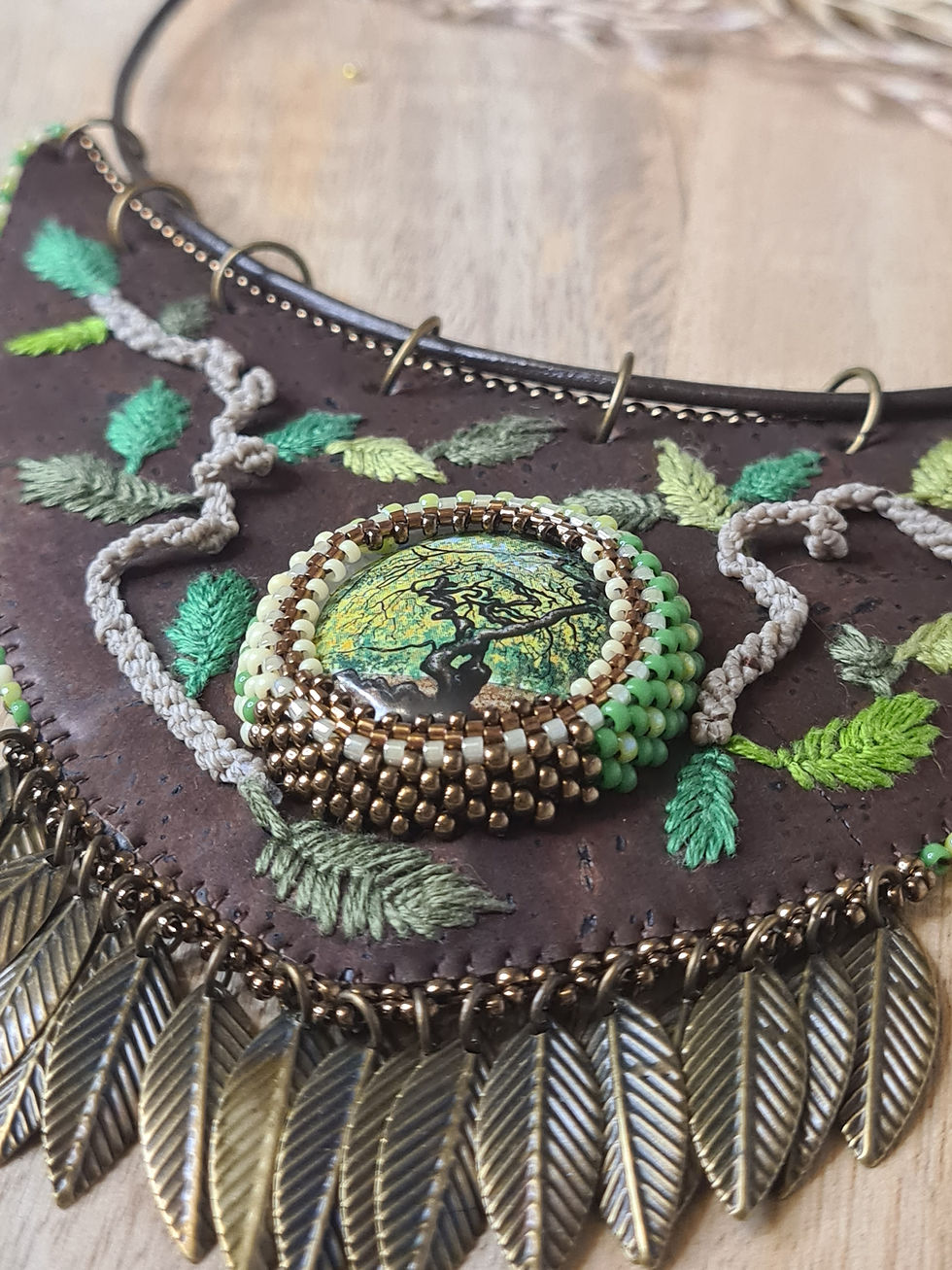 Miniature : détail du Collier en liège brodé