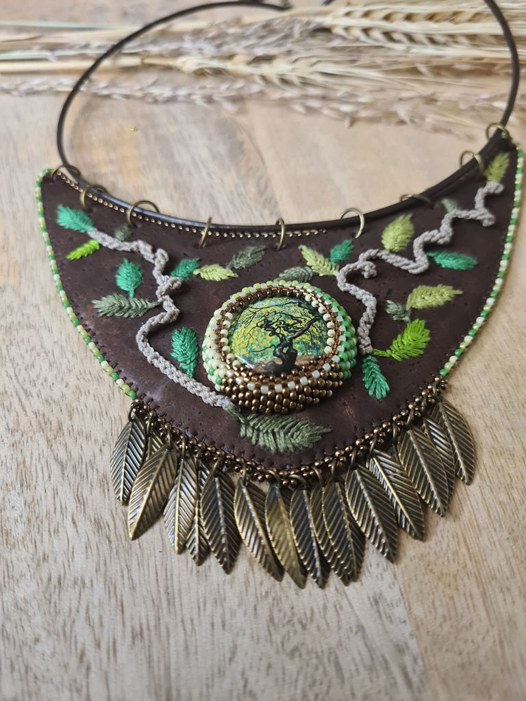 Miniature : Collier plaque hêtre tortillard brodé de perles