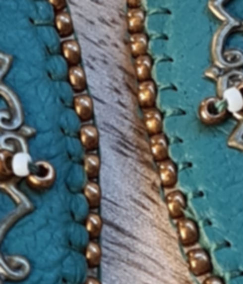 Boucles médiévales dormeuses ou clips cuir vert et estampes bronze