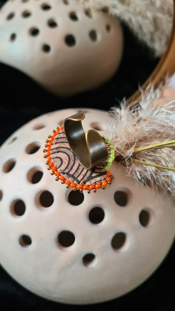 Miniature : Bague ajustable céramique artisanale brodée de perles à l'aiguille par V.Lafaurie Créations