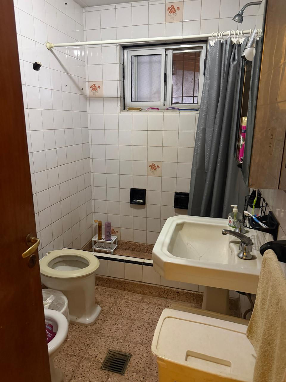 Miniatura: Casa con dos galpones y un local en su frente