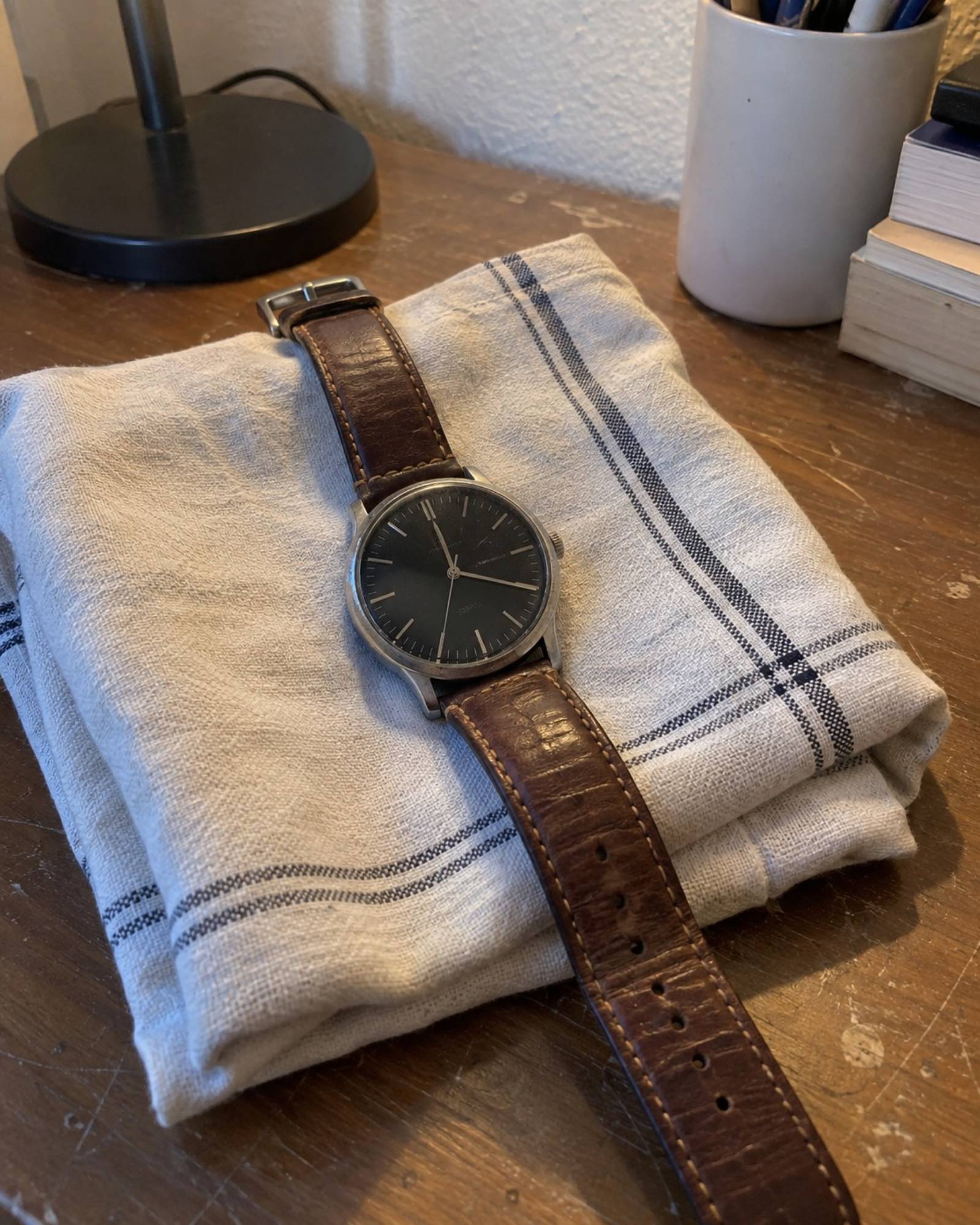 Montre vintage à cadran noir et bracelet en cuir