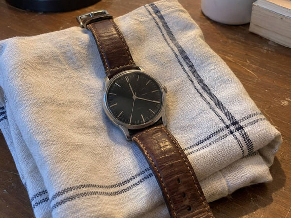 Montre vintage à cadran noir et bracelet en cuir