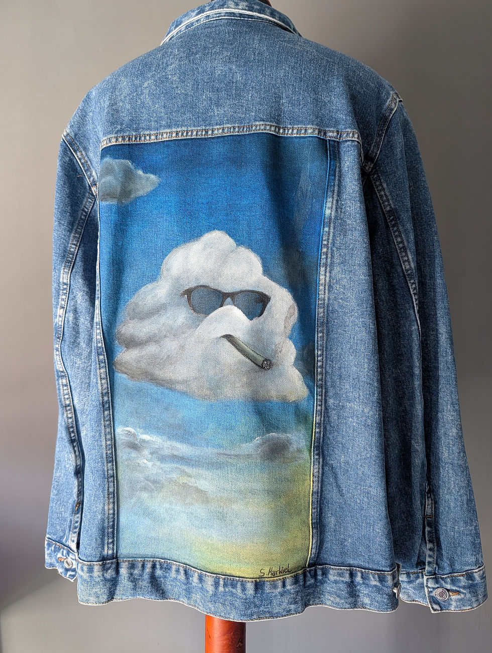 Thumbnail: Tragbare Kunst auf Jeansjacke mit einer entspannten Wolke, Sonnenbrille und Joint. Humorvolles handgemaltes Unikat.