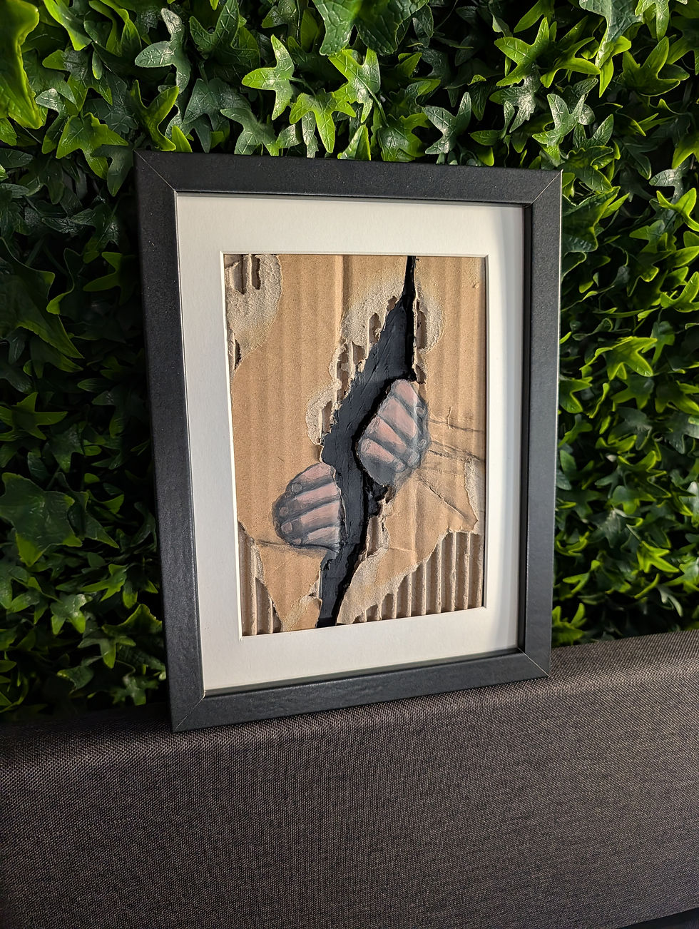 Miniaturbild: Kunst auf Karton „Let me out“ – Acrylmalerei mit durchbrechenden Händen, gerahmtes Original