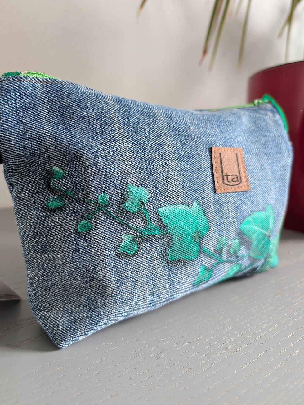 Seitliche Ansicht der handbemalten Upcycling Tasche mit Efeumotiv