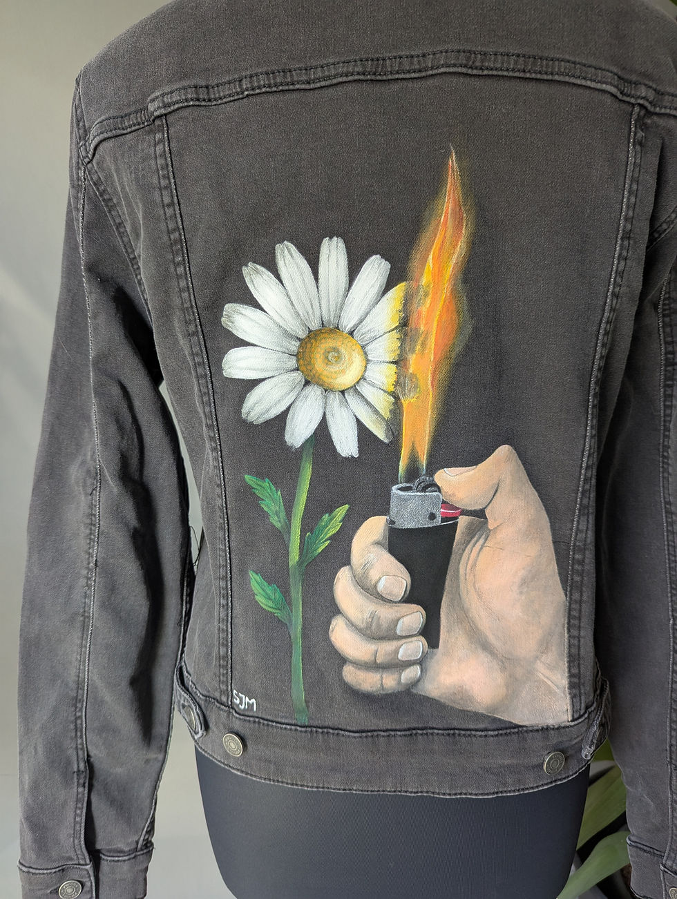 Miniaturbild: Detailansicht handbemalte Margerite mit Feuerzeug – rebellische Kunstjacke