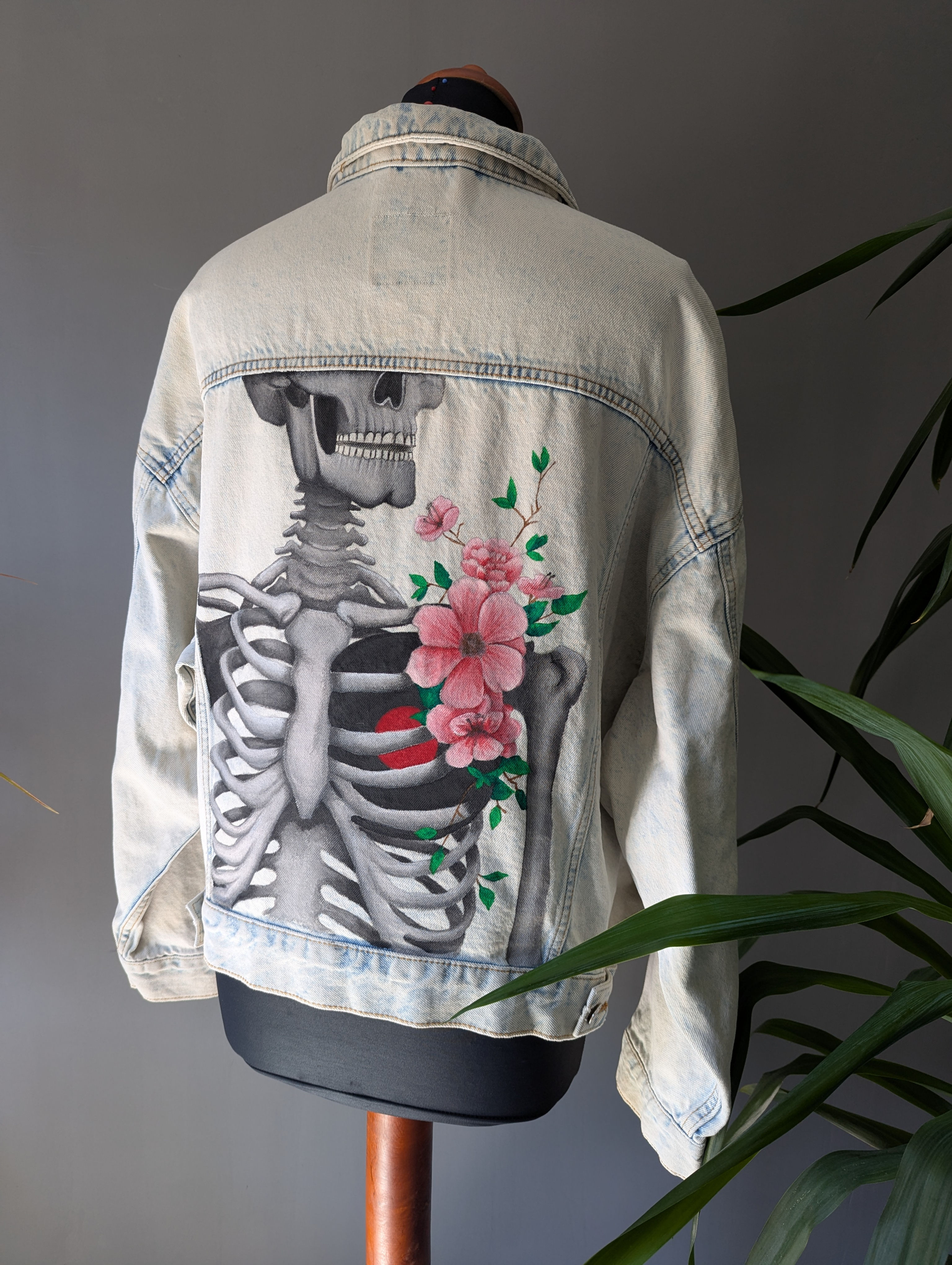 Handbemalte Jeansjacke mit Skelettmotiv, floralen Elementen und Schallplattenherz – tragbare Kunst für Musikliebhaber