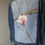 Miniaturbild: Dunkelblaue Jeanjacke mit handbemaltem Rücken; Das Motiv zeigt eine Magnolie