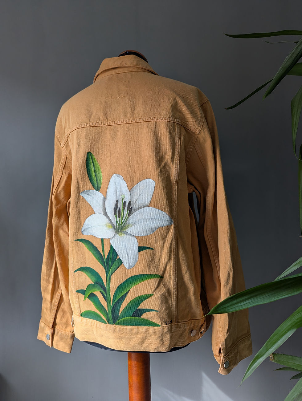 Thumbnail: Handbemalte Jeansjacke mit weißer Lilie – Rückansicht, Unikat von Sarah Markiel