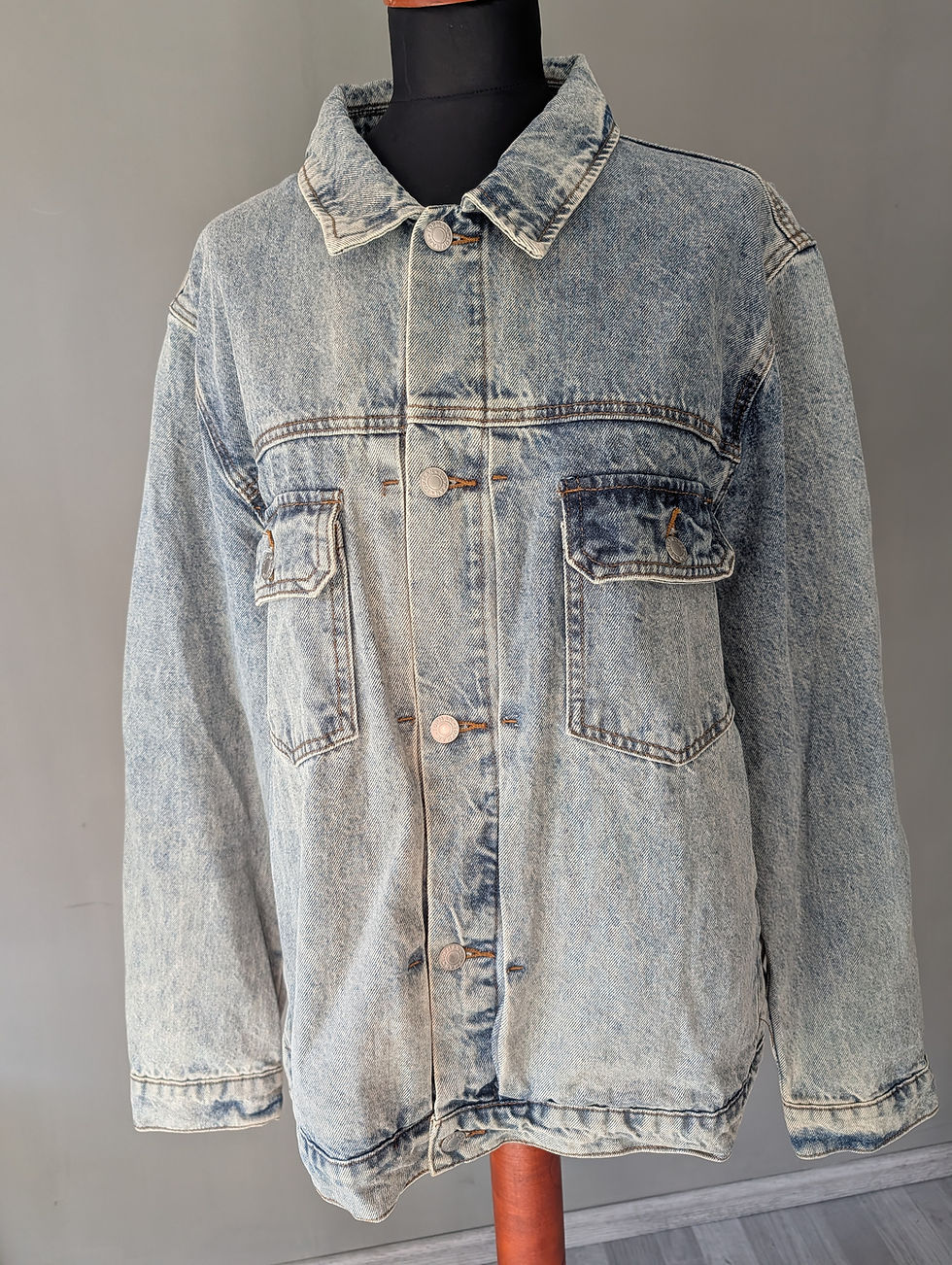 Thumbnail: Handbemalte Jeansjacke mit Figur „Uschi“, tragbare Kunst auf Denim im Kontext Environmental Art