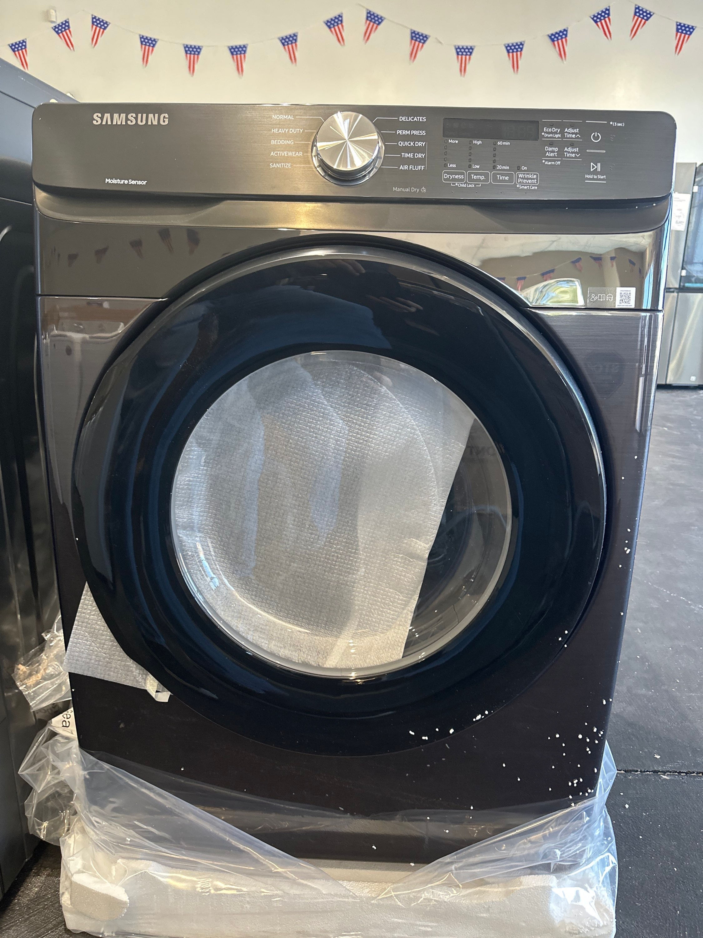 Samsung 7.5 cu. ft. Stackable Vented Gas Dryer with Sensor Dry in Brushed Black