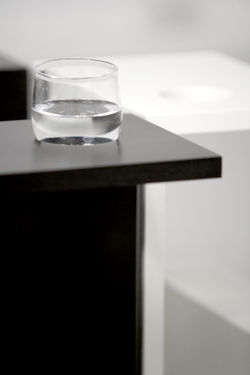 Nattbord i gjennomfarget MDF.