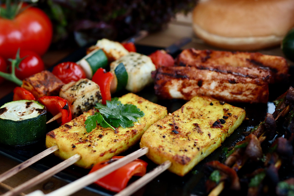 Tofu-Steak, Tofu-Spiesse, marinierter Tofu auf dem Grill