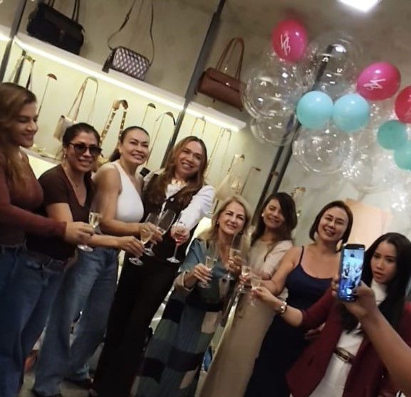 CLIENTES E AMIGAS BRINDANDO O SUCESSO DO EVENTO