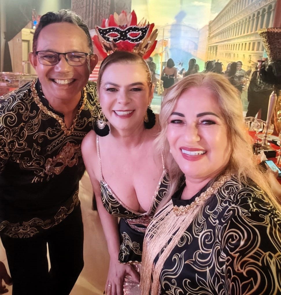 O CASAL DE EMPRESÁRIOS, FRANCISCO NETO, ROSÂNGELA DIAS, COM MADALENA NOBRE