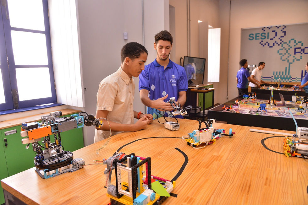 São duas turmas voltadas para professores, crianças e adolescentes