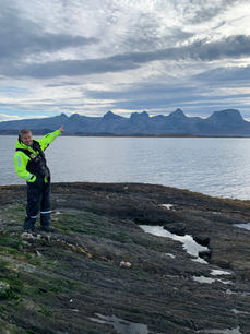 Kunster Frode Lillesund på Raudholmgalten peker på Syv Søstre.jpeg