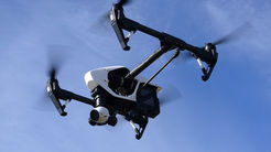 Tarkista kieltävät(P) ja rajoittavat (R) alueet ennen drone-lennätystä 
