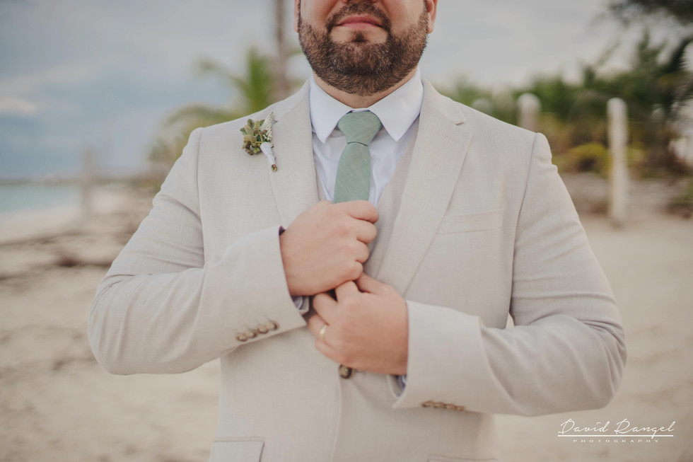 groom+candy+shot+beach+isla+blanca+villa+chenera+suit+tie+photo+costa+mujeres
