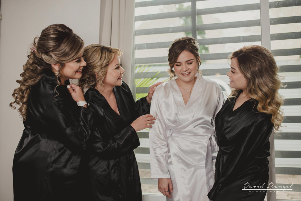 bride+getting+ready+shadow+earring++bathrobe+natural+ligh+photo+destination+wedding+isla+blanca+smile+mirror+photo+celebration+bridesmaids+mother+sister+bestfriend