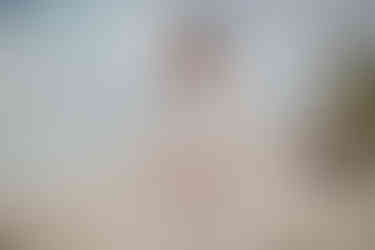 groom+candy+shot+beach+isla+blanca+villa+chenera+suit+tie+photo+costa+mujeres