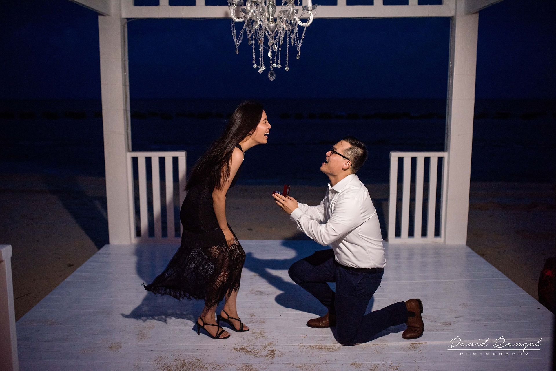 engagement+session+marriage+proposal+couple+night+photo+dorado+casitas+playa+del+carmen+photographer+destination+kiss+palm+trees