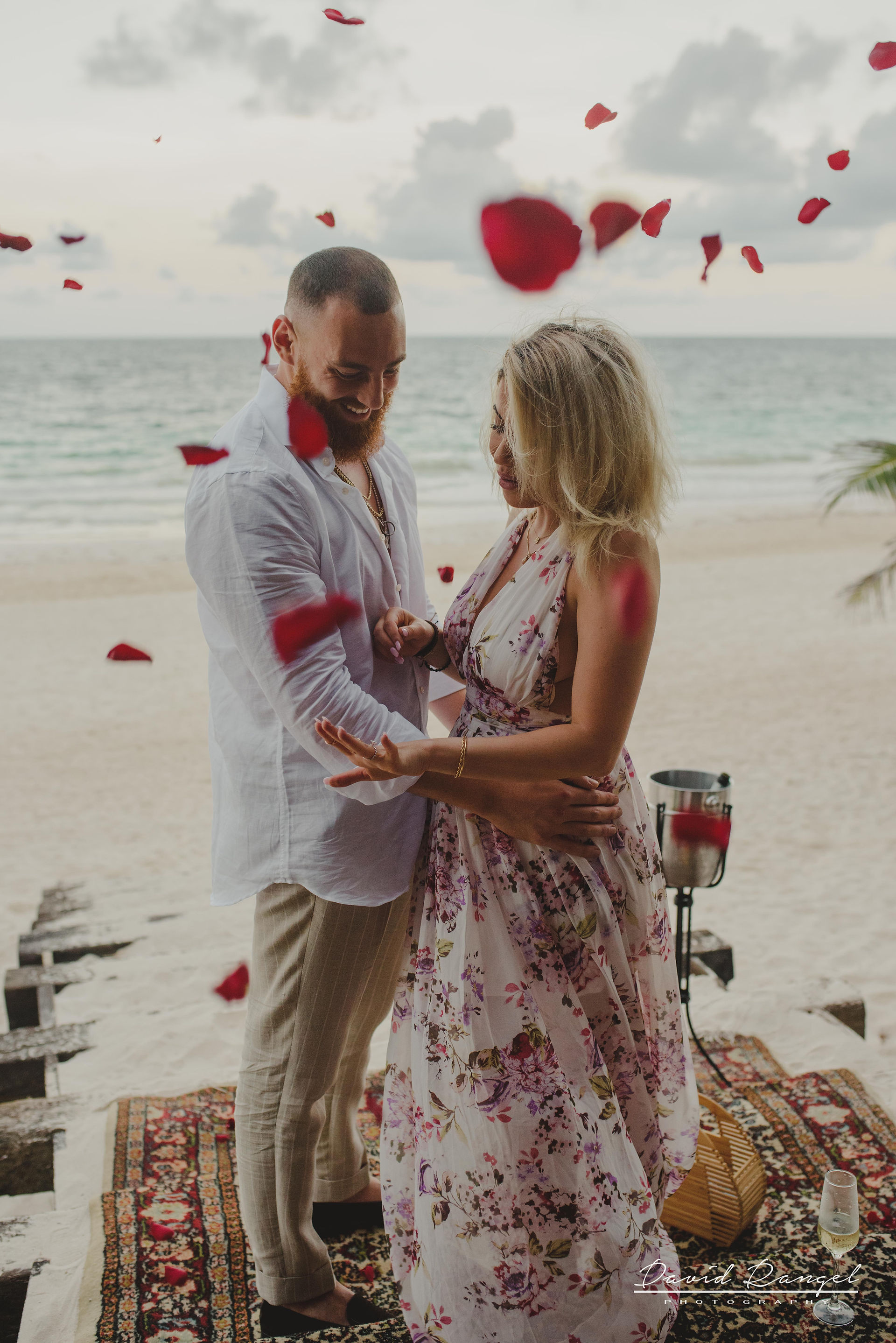 engagement+session+photo+shot+romantic+sorprise+beach+caribe+sand+mexico+tulum+casa+malca+hotel+boutique+girl+man+union+she+say+yes+ring+propose