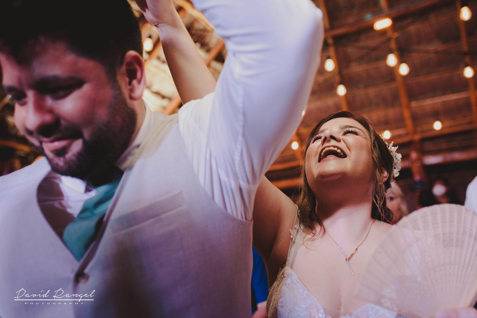 bride+groom+dance+reception+guest+celebration+happiness+photo+dance+floor+friends+family